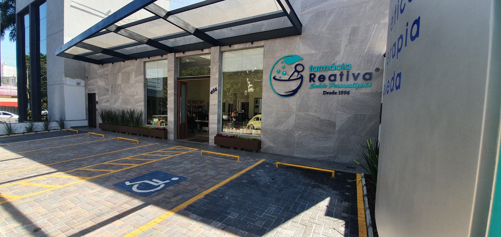 Fachada da Farmácia Reativa